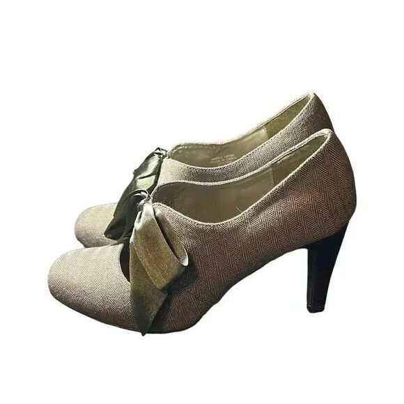 Super Unique, cute and flirty. Size 7 / Heel Height 4 inches - Picture 3 of 5